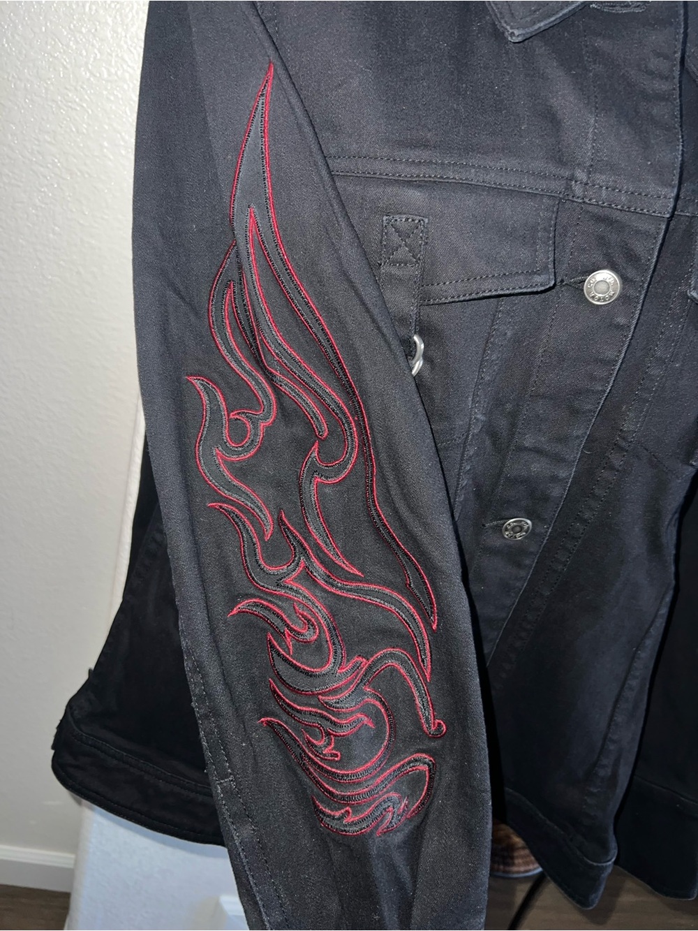 Vintage Harley-Davidson Women's Black Denim Trucker Jacket with Red Flame Detail - Picture 3 of 7